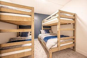 Grizzly Ridge Getaway Brand New, Hot Tub, Sleeps 11