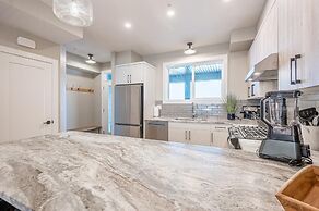 Grizzly Ridge Getaway Brand New, Hot Tub, Sleeps 11