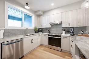 Grizzly Ridge Getaway Brand New, Hot Tub, Sleeps 11