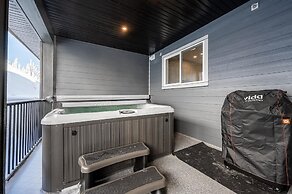 Grizzly Ridge Getaway Brand New, Hot Tub, Sleeps 11