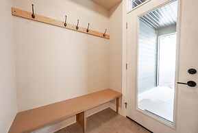 Grizzly Ridge Getaway Brand New, Hot Tub, Sleeps 11