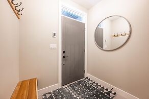 Grizzly Ridge Getaway Brand New, Hot Tub, Sleeps 11