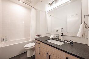 Grizzly Ridge Getaway Brand New, Hot Tub, Sleeps 11