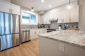 Grizzly Ridge Getaway Brand New, Hot Tub, Sleeps 11