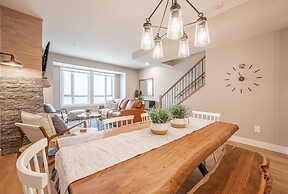 Grizzly Ridge Getaway Brand New, Hot Tub, Sleeps 11