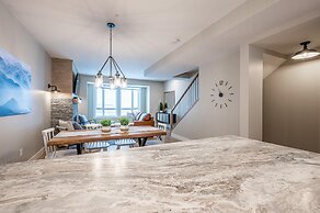 Grizzly Ridge Getaway Brand New, Hot Tub, Sleeps 11