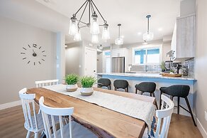 Grizzly Ridge Getaway Brand New, Hot Tub, Sleeps 11