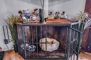 Cliff Haven 1 Bedroom Cabin by RedAwning