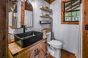 Cliff Haven 1 Bedroom Cabin by RedAwning