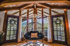 Cliff Haven 1 Bedroom Cabin by RedAwning