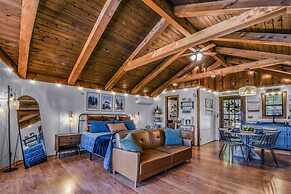 Cliff Haven 1 Bedroom Cabin by RedAwning