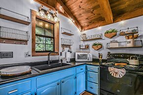 Cliff Haven 1 Bedroom Cabin by RedAwning