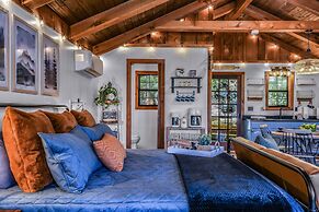 Cliff Haven 1 Bedroom Cabin by RedAwning