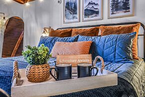 Cliff Haven 1 Bedroom Cabin by RedAwning