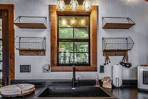 Cliff Haven 1 Bedroom Cabin by RedAwning