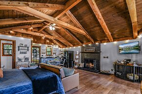 Cliff Haven 1 Bedroom Cabin by RedAwning