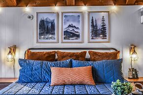 Cliff Haven 1 Bedroom Cabin by RedAwning