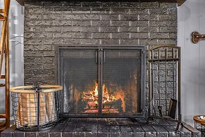 Cliff Haven 1 Bedroom Cabin by RedAwning