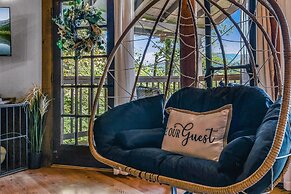 Cliff Haven 1 Bedroom Cabin by RedAwning