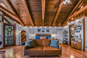 Cliff Haven 1 Bedroom Cabin by RedAwning