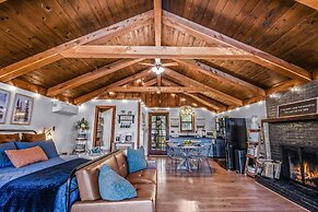 Cliff Haven 1 Bedroom Cabin by RedAwning