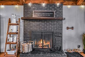 Cliff Haven 1 Bedroom Cabin by RedAwning