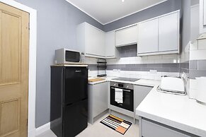 JOIVY Charming 1-Bed Ap Near Leith Links W/ Patio