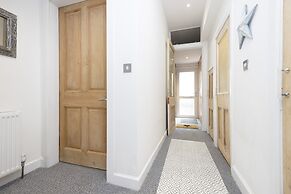 JOIVY Charming 1-Bed Ap Near Leith Links W/ Patio