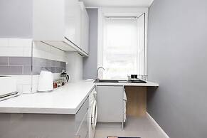 JOIVY Charming 1-Bed Ap Near Leith Links W/ Patio