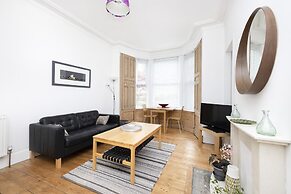 JOIVY Charming 1-Bed Ap Near Leith Links W/ Patio
