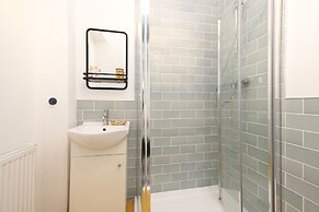 JOIVY Charming 1-Bed Ap Near Leith Links W/ Patio