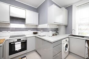 JOIVY Charming 1-Bed Ap Near Leith Links W/ Patio