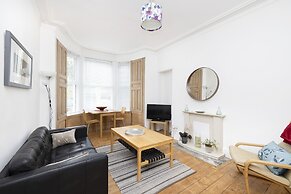 JOIVY Charming 1-Bed Ap Near Leith Links W/ Patio