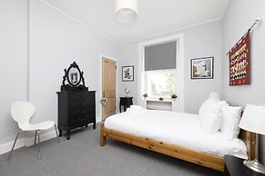 JOIVY Charming 1-Bed Ap Near Leith Links W/ Patio