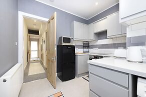 JOIVY Charming 1-Bed Ap Near Leith Links W/ Patio