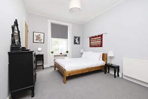 JOIVY Charming 1-Bed Ap Near Leith Links W/ Patio