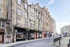 JOIVY Charming 1-Bed Home W/Patio Nearby The Castle