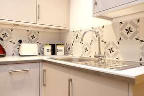 JOIVY Charming 1-Bed Home W/Patio Nearby The Castle