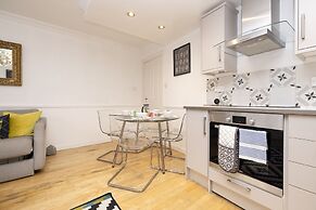 JOIVY Charming 1-Bed Home W/Patio Nearby The Castle