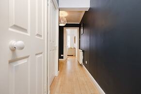 JOIVY Charming 1-Bed Home W/Patio Nearby The Castle