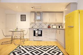 JOIVY Charming 1-Bed Home W/Patio Nearby The Castle