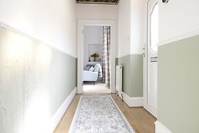 JOIVY Aurora House - 4 Bed With Hot Tub And Sea View