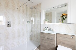 JOIVY Aurora House - 4 Bed With Hot Tub And Sea View