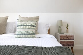 JOIVY Aurora House - 4 Bed With Hot Tub And Sea View