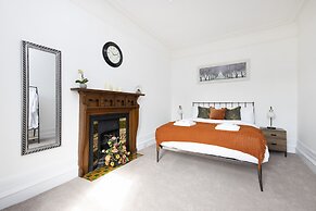 JOIVY Aurora House - 4 Bed With Hot Tub And Sea View