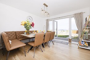 JOIVY Aurora House - 4 Bed With Hot Tub And Sea View