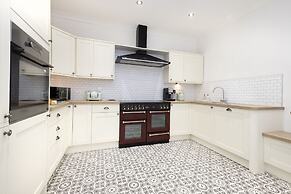 JOIVY Aurora House - 4 Bed With Hot Tub And Sea View