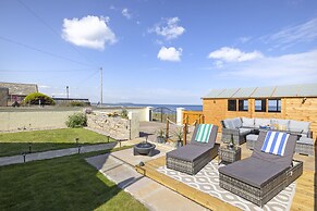 JOIVY Aurora House - 4 Bed With Hot Tub And Sea View