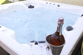 JOIVY Aurora House - 4 Bed With Hot Tub And Sea View