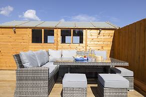 JOIVY Aurora House - 4 Bed With Hot Tub And Sea View